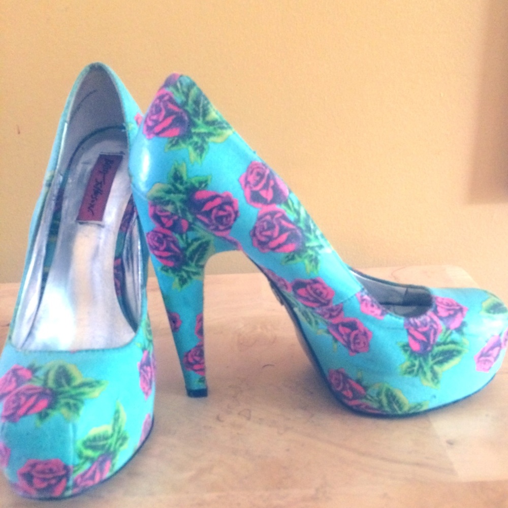 Betsey Johnson Diskko Tin Can Rose Pumps